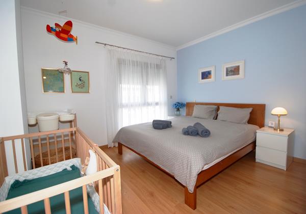 Double Bedroom With Crib In Nazare Holiday Home