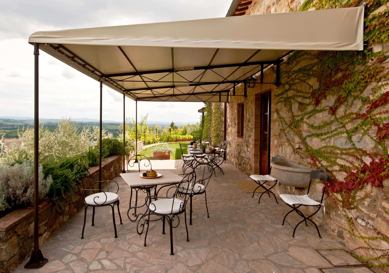 Outdoor dining and sitting area