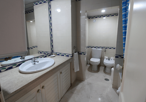 Algarve Vilamoura Holiday Home Marina Mar Luz Bathroom