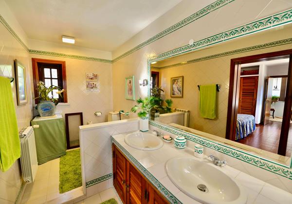 Ensuite Bathroom To Main Bedroom In Villa Isabel De Aragao Colares Sintra