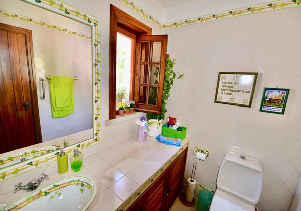 Queen Bedroom Ensuite In Vila Isabel De Aragao Colares Sintra
