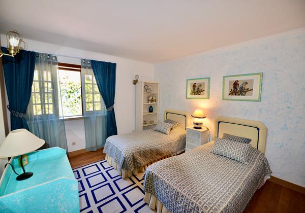 Villa Isabel De Aragao Bedroom With Twin Beds Colares Sintra