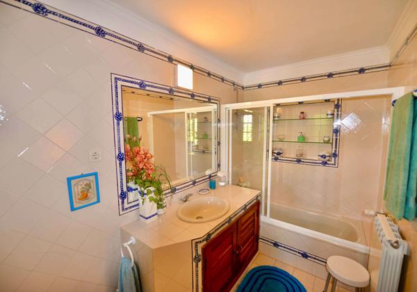 Villa Isabel De Aragao Ensuite To Double Bedroom Colares Sintra