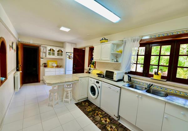 Villa Isabel De Aragao Large Kitchen Colares Sintra