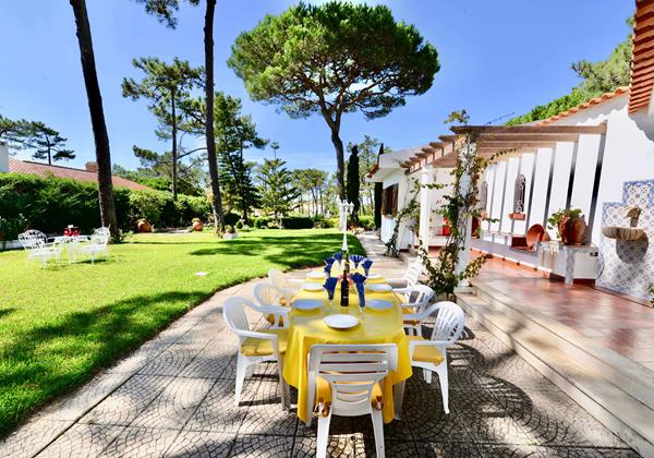 Villa Isabel De Aragao Outdoor Dining Area Colares Sintra