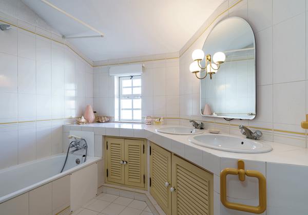Holiday Villa Villa Mianas Bathroom