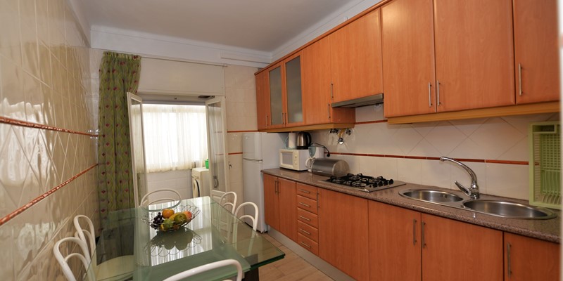 Nazare Holiday Apartment Oceanscape Kitchen With Dining Table And Six Chairs