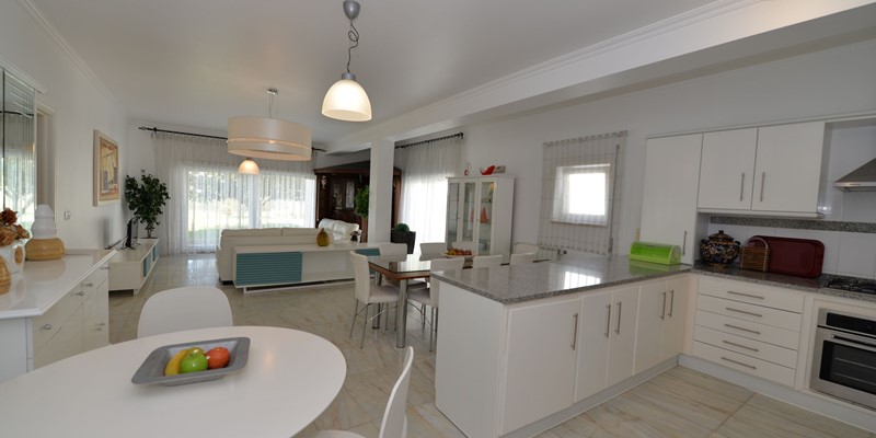 Nazare Pederneira Holiday Apartment Hilltop Oasis 4 Bedroom Apartment Kitchen Breakfast Area And Dining Area