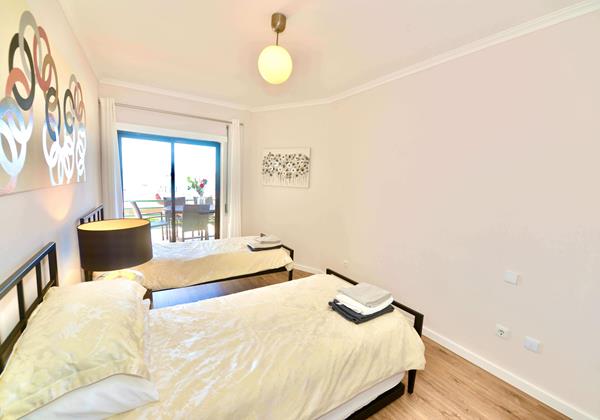 Twin Beds Palm Tree Holiday Home