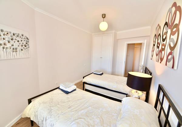 Twin Bedroom Palm Tree Apartment