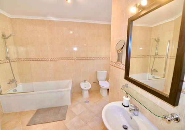 Large Bathroom Palm Tree Apartment Holiday Rentals