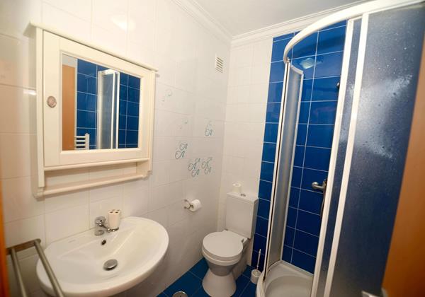 Shower Room Apartment Tide Holiday Rentals Nazare Portugal