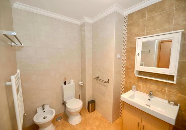 Full Bathroom Apartment Tide Holiday Rentals Nazare Portugal