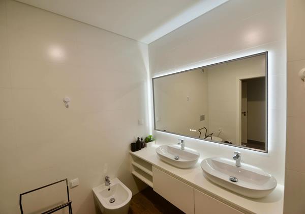 En Suite Bathroom To Master Bedroom