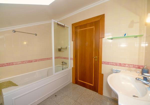 Large Bathroom 2 In Apartment In Gilmafacho Sao Martinho Do Porto Portugal