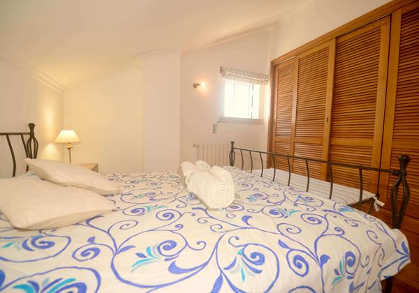 King Bedroom With Built In Wardrobe Holiday Apartment In Gilmafacho Sao Martinho Do Porto Portugal