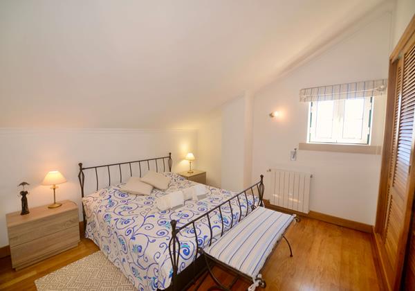 King Bedroom In Rental Apartment In Gilmafacho Sao Martinho Do Porto Portugal