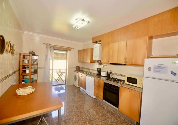 Fully Equipped Kitchen Holiday Home Apartment In Gilmafacho Sao Martinho Do Porto Portugal