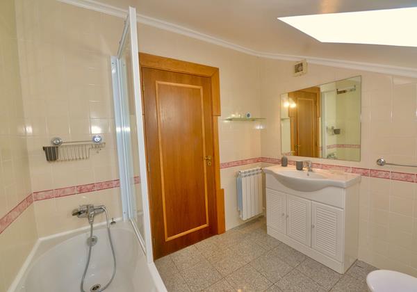 Bathroom 2 In Holiday Apartment In Gilmafacho Sao Martinho Do Porto Portugal