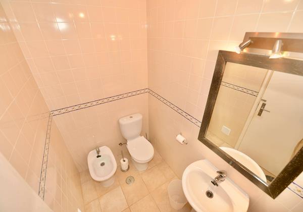 Toilet Room In Bay Apartment Holiday Rentals In Sao Martinho Do Porto Silver Coast Portugal