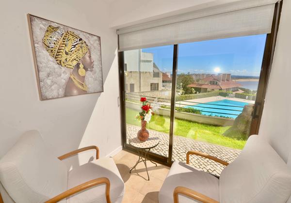 Sun Room In Bay Apartment Holiday Rentals In Sao Martinho Do Porto Silver Coast Portugal