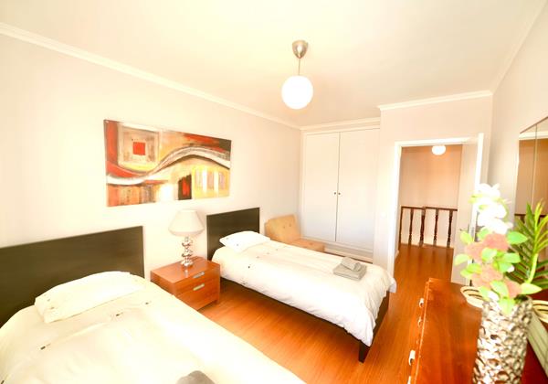 Spacious Twin Bedroom In Bay Apartment Holiday Rentals In Sao Martinho Do Porto Silver Coast Portugal