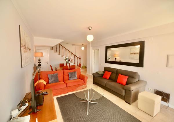 Spacious Lounge In Bay Apartment Holiday Rentals In Sao Martinho Do Porto Silver Coast Portugal