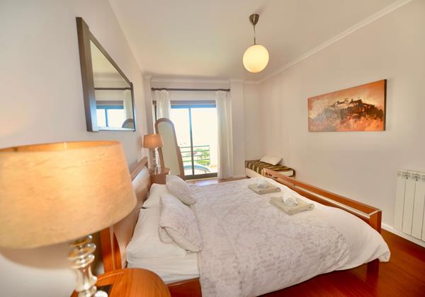 Spacious King Bedroom In Bay Apartment Holiday Rentals In Sao Martinho Do Porto Silver Coast Portugal