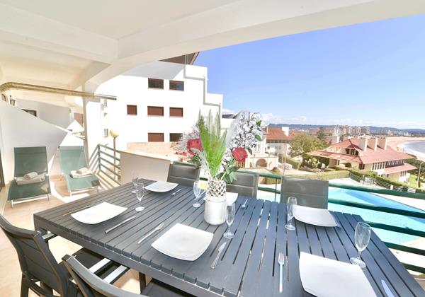 Outdoor Dining Area In Bay Apartment Holiday Rentals In Sao Martinho Do Porto Silver Coast Portugal