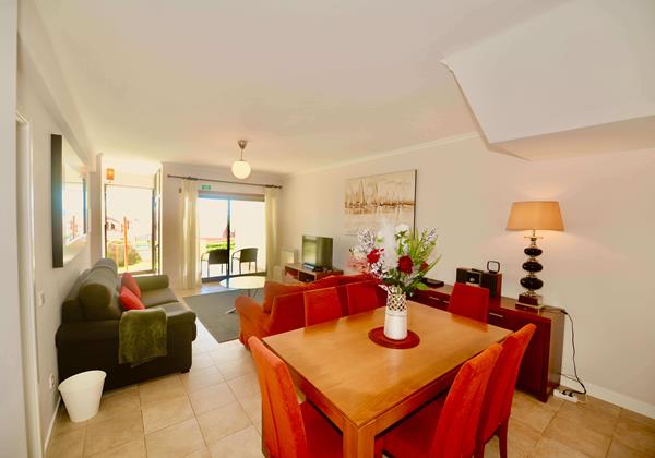 Lounge With Dining Area In Bay Apartment Holiday Rentals In Sao Martinho Do Porto Silver Coast Portugal