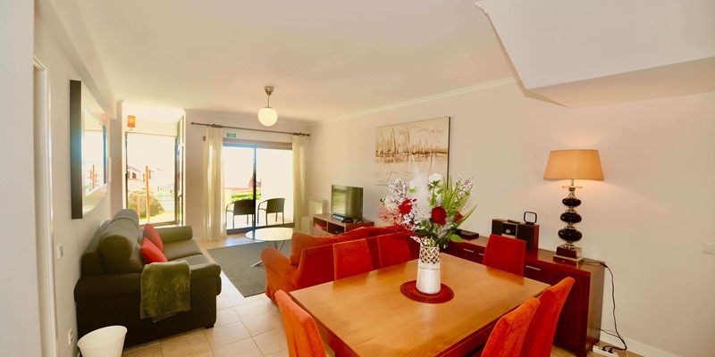 Lounge With Dining Area In Bay Apartment Holiday Rentals In Sao Martinho Do Porto Silver Coast Portugal