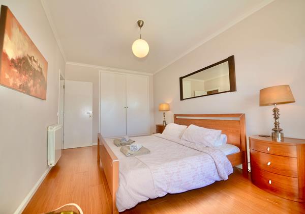 Large King Bedroom In Bay Apartment Holiday Rentals In Sao Martinho Do Porto Silver Coast Portugal