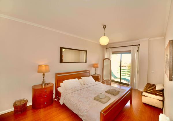 King Bed In Bay Apartment Holiday Rentals In Sao Martinho Do Porto Silver Coast Portugal
