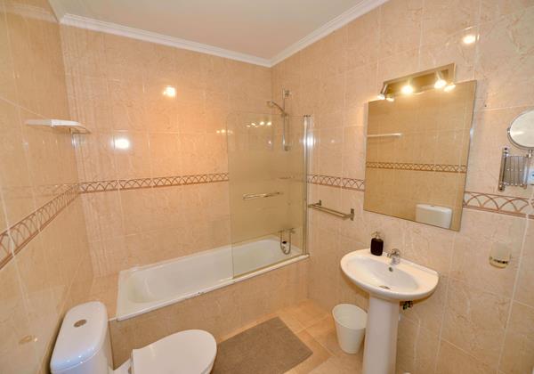 Full Bathroom In Bay Apartment Holiday Rentals In Sao Martinho Do Porto Silver Coast Portugal