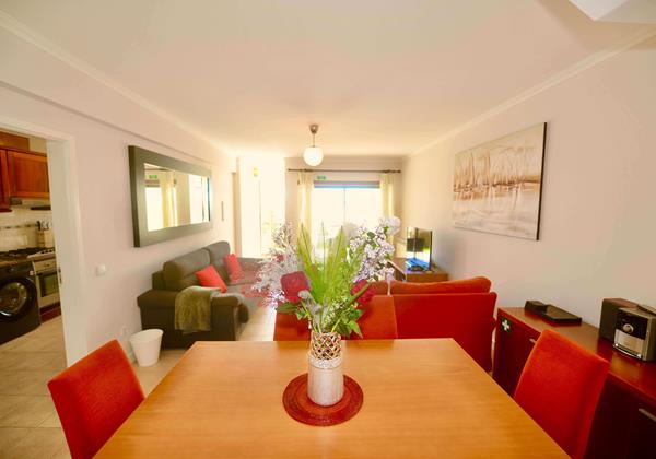 Dining Area In Bay Apartment Holiday Rentals In Sao Martinho Do Porto Silver Coast Portugal