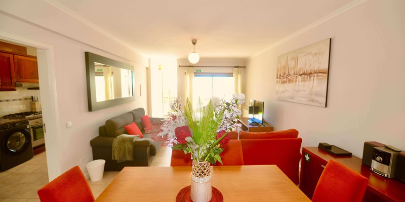 Dining Area In Bay Apartment Holiday Rentals In Sao Martinho Do Porto Silver Coast Portugal