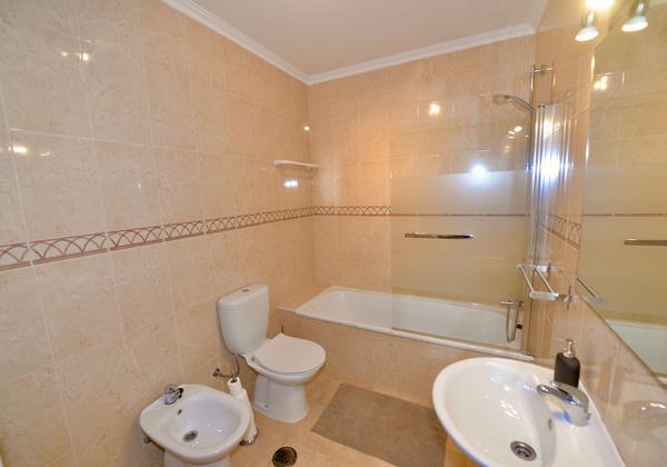 Bathroom In Bay Apartment Holiday Rentals In Sao Martinho Do Porto Silver Coast Portugal