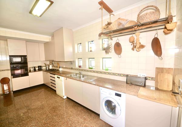 Large Kitchen In Holiday Rental Apartment Cereja In Sao Martinho Do Porto Portugal