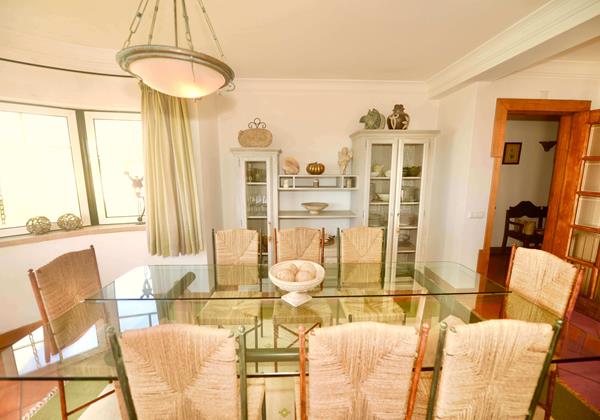 Dining Space In Holiday Rental Apartment Cereja In Sao Martinho Do Porto Silver Coast Portugal
