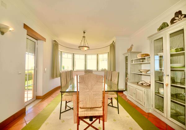 Bright Dining Area In Holiday Rental Apartment Cereja In Sao Martinho Do Porto Silver Coast Portugal