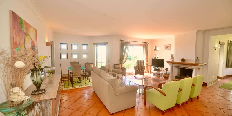 Ample Lounge In Holiday Rental Apartment Cereja In Sao Martinho Do Porto Silver Coast Portugal