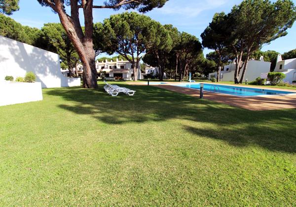 Pool area with sun loungers for guests in Vilamoura complex