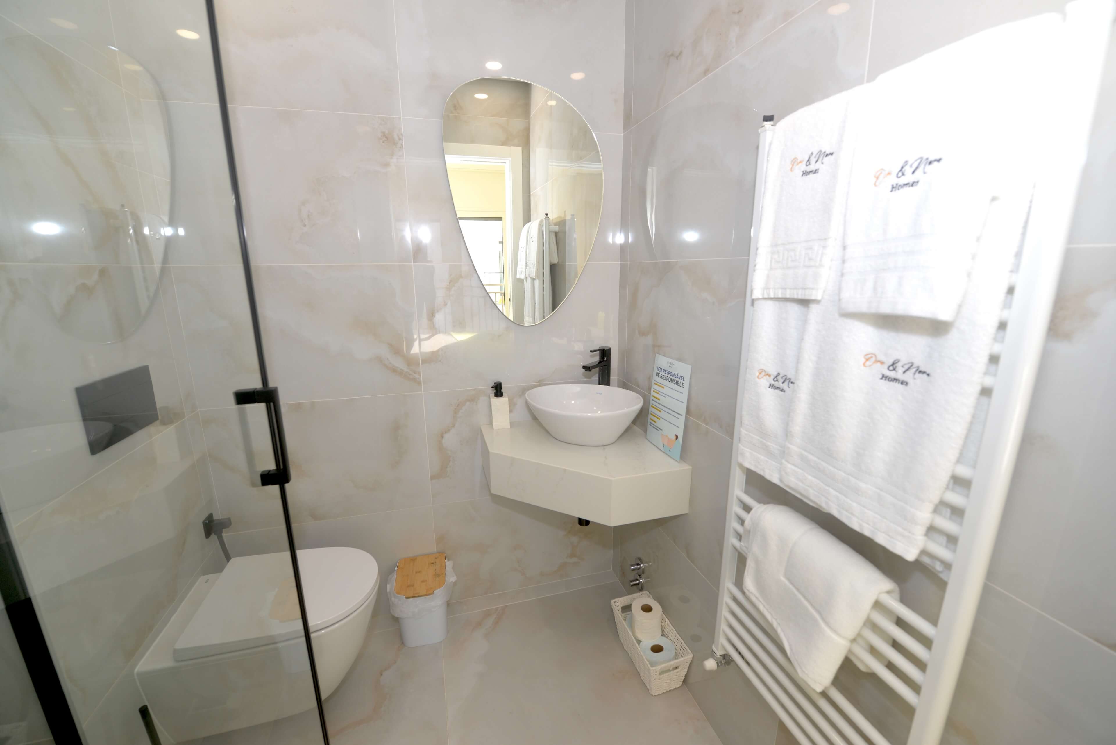 Oro & Nero: Arte Home