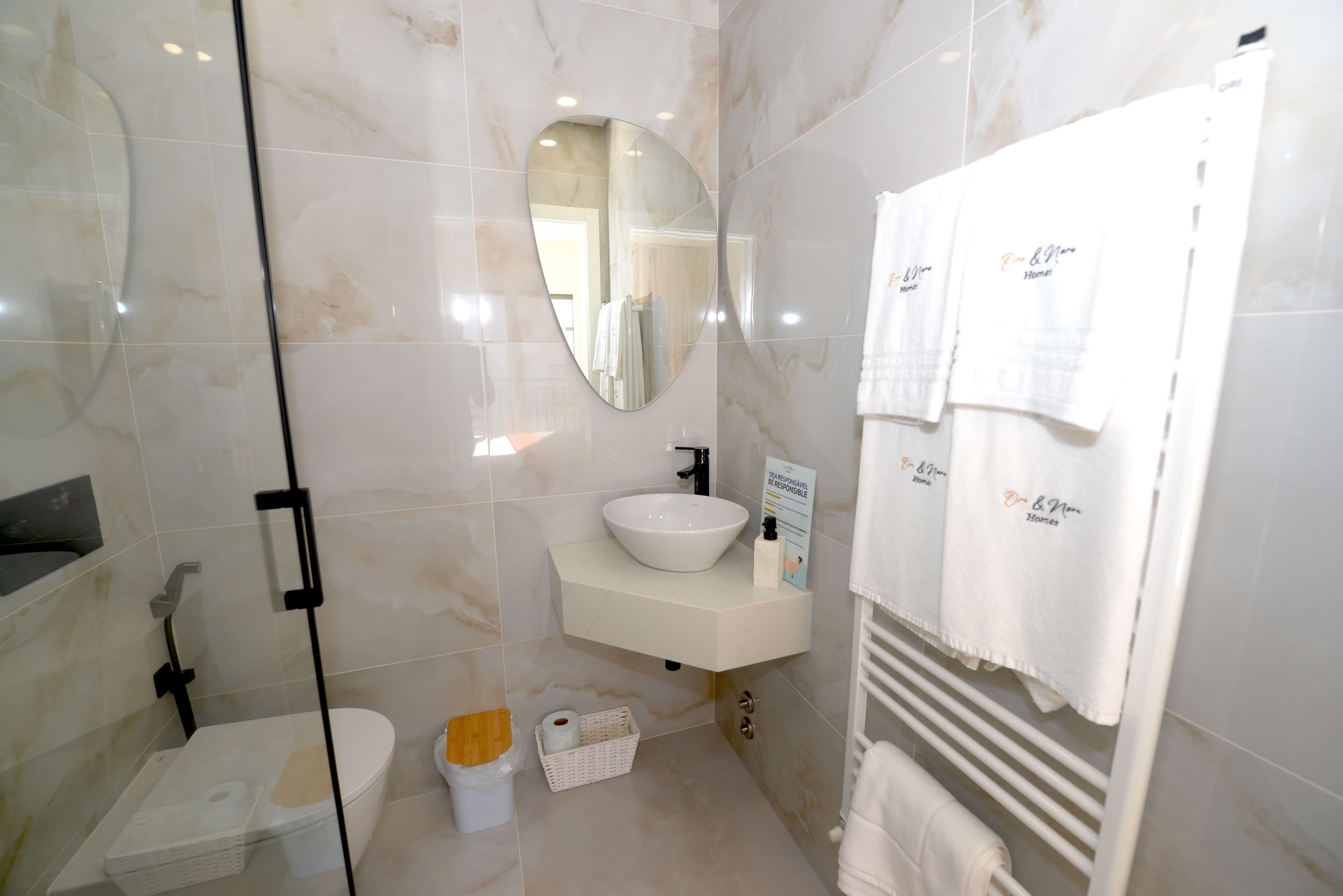 Oro & Nero: Encantos Home