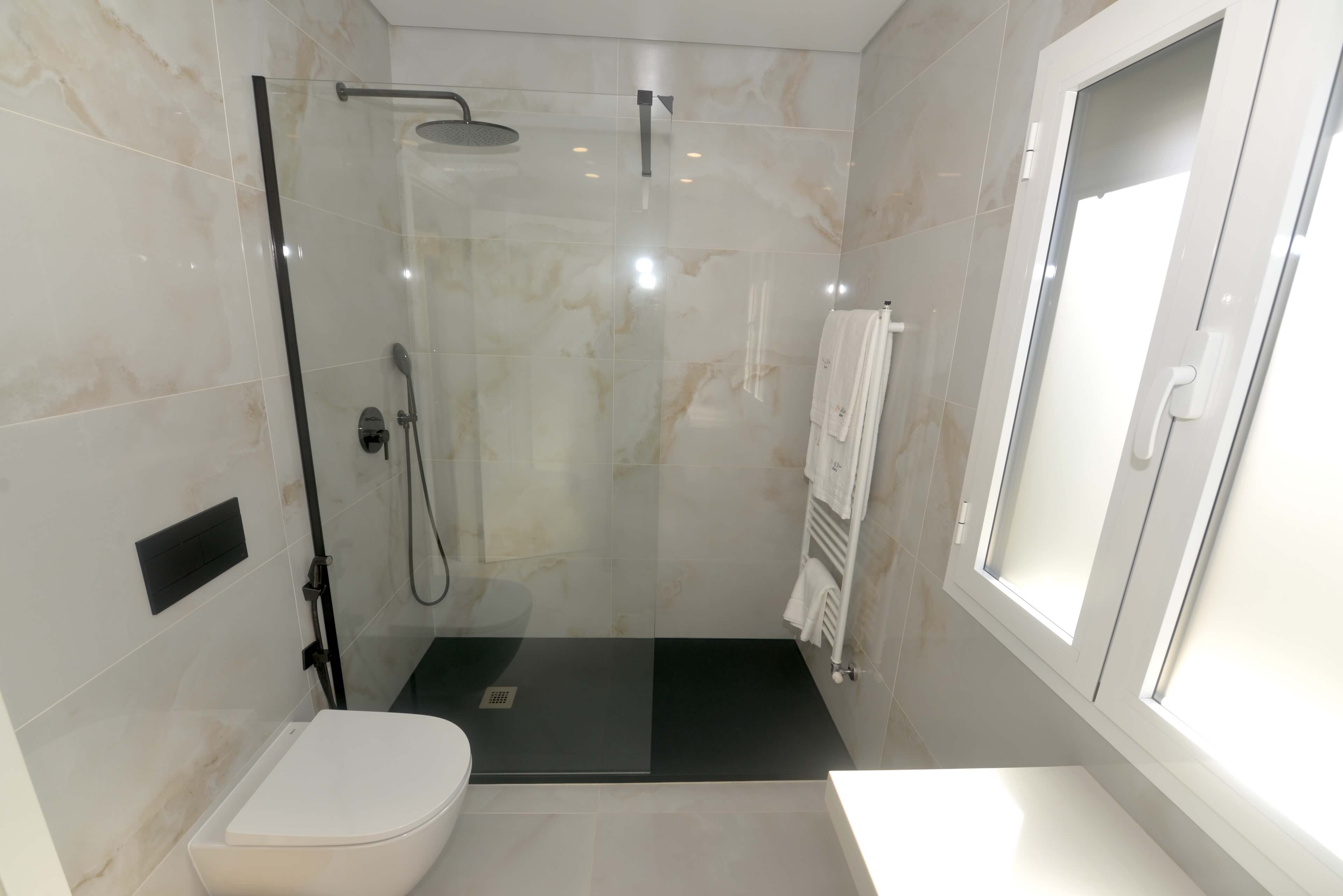 Oro & Nero: Encantos Home