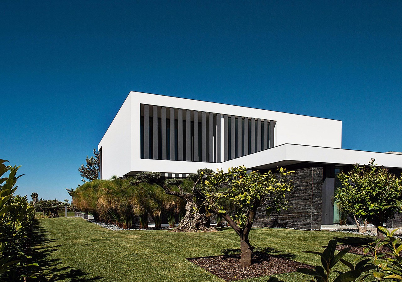 Rear view of Villa Colinas do Golfe