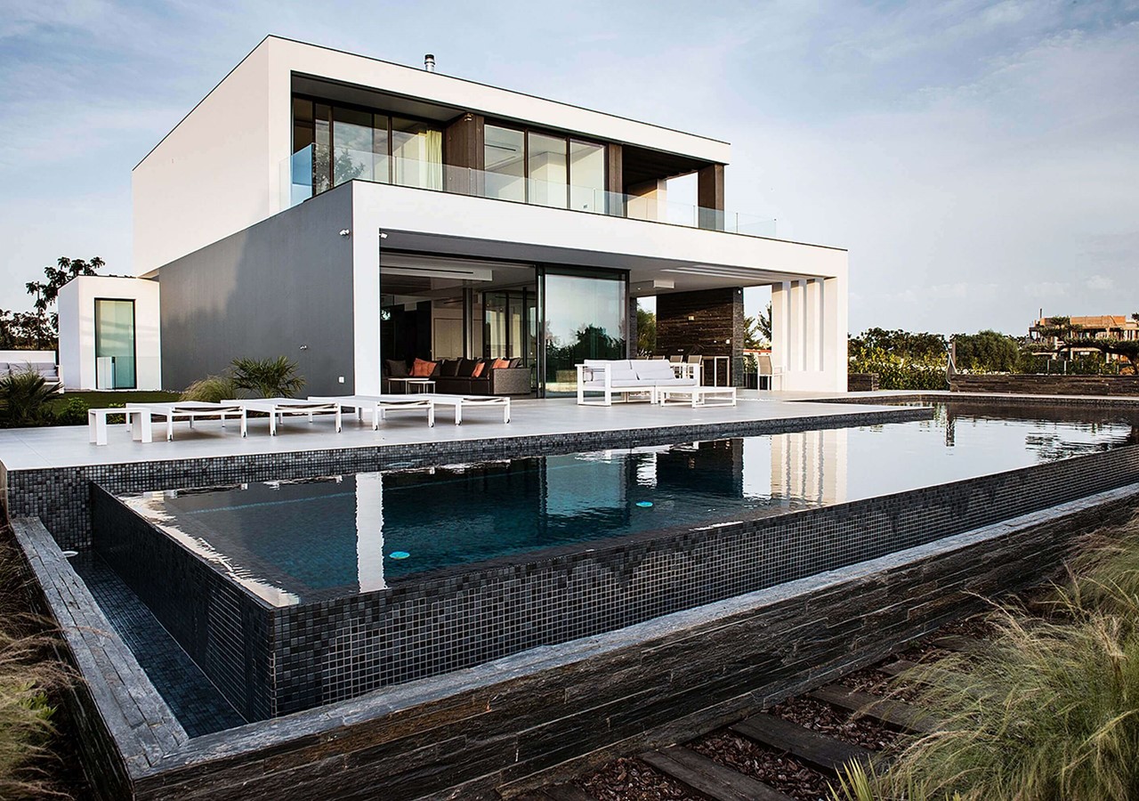 Front view of luxurious Villa in Vilamoura