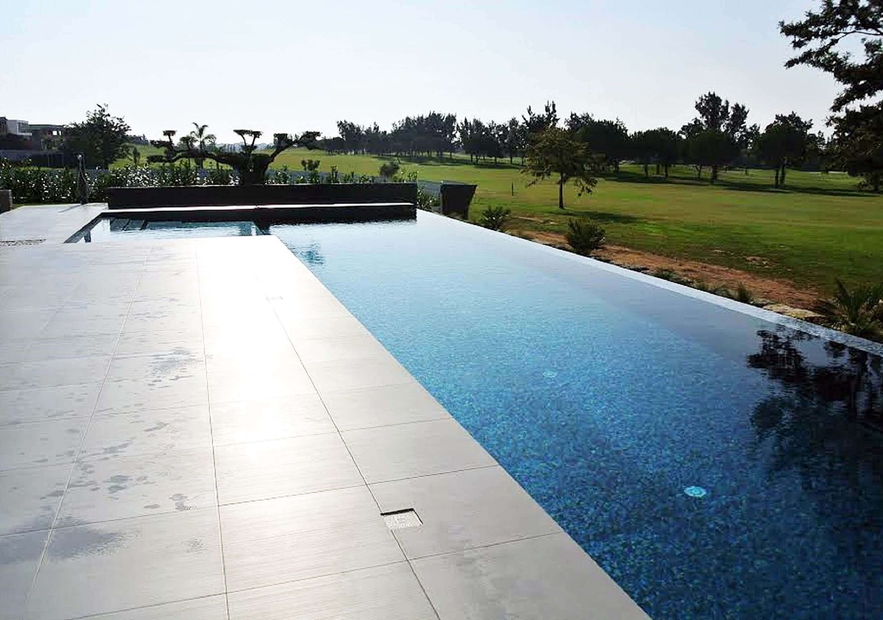 Private infinity pool in luxury villa in the Algarve