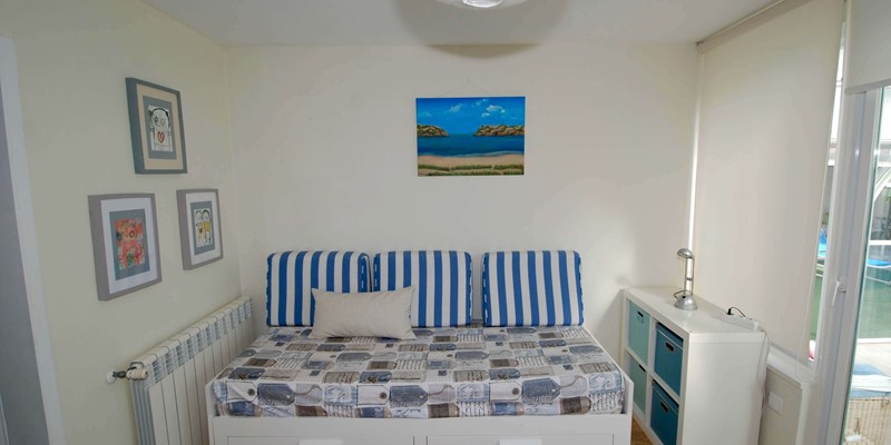 Bed With Pull Out Drawer For Further Bed