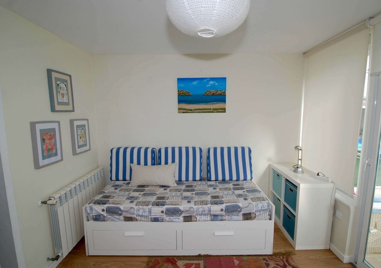 Bed With Pull Out Drawer For Further Bed